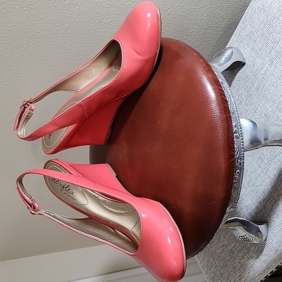 DEXFLEX PRETTY CORAL WEDGE PATENT SLING BACK PUMP SZ 7.5 EUC - Picture 3 of 9